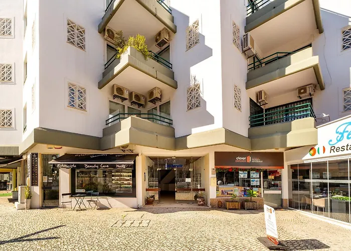 Marina Family - Pool & Garage