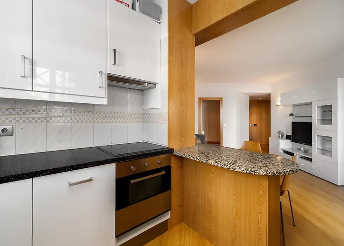 Marina Family - Pool & Garage